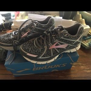 Brand New Women’s SZ 5 Brooks Adrenaline GTS 17
